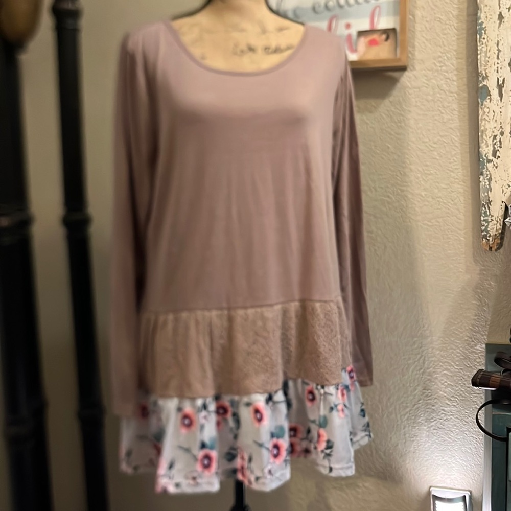 XL women’s boutique top flowing and great with leggings and ruffles